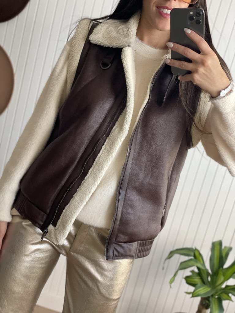 CHALECO POLI MARRON Y BEIGE - Image 3