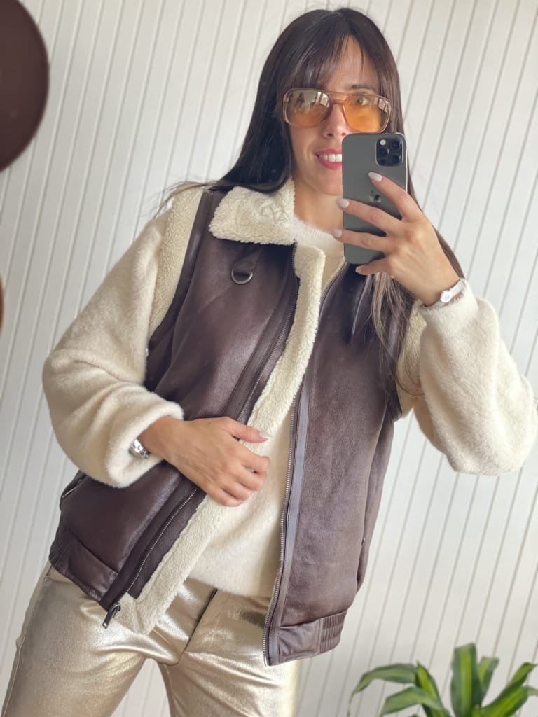 CHALECO POLI MARRON Y BEIGE