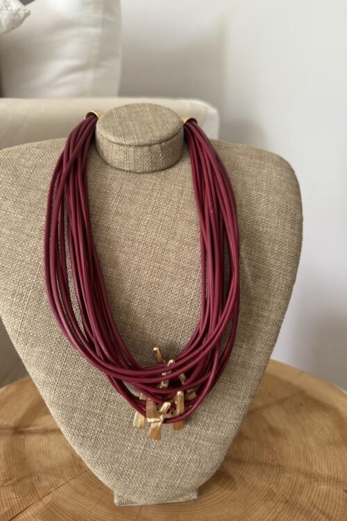 COLLAR SIMIL CUERO BORDO