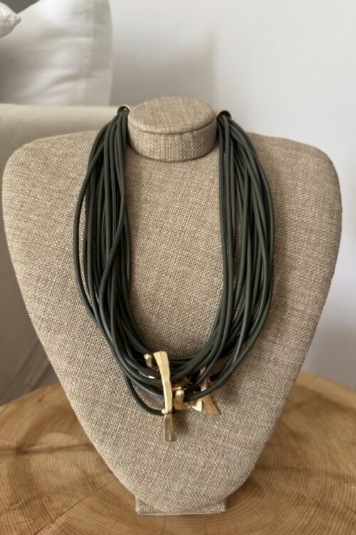 COLLAR SIMIL CUERO VERDE