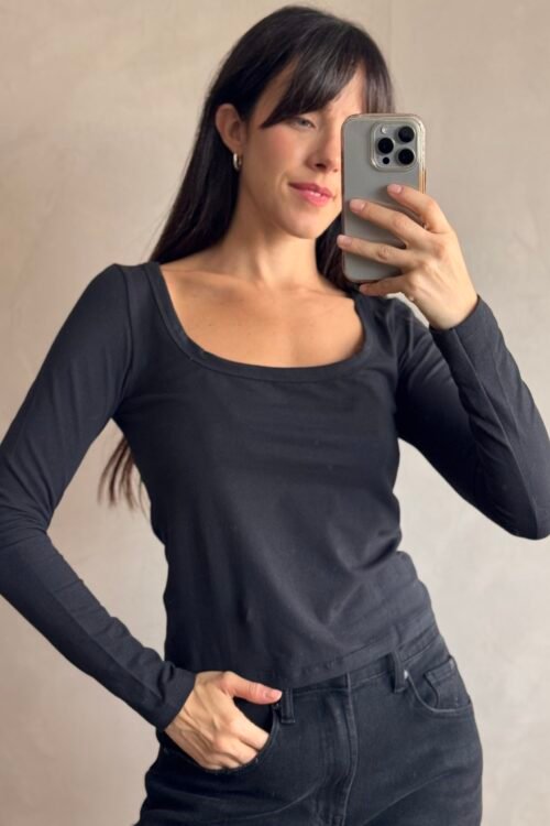 Alternative view of REMERA BASIC MOLAR NEGRA