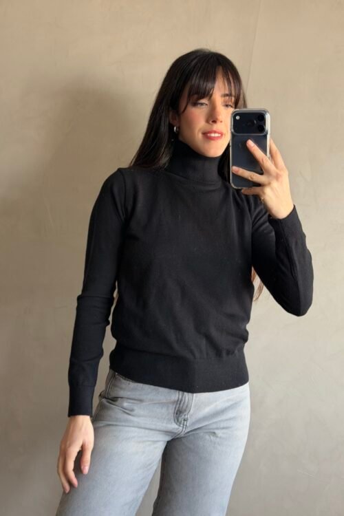 Alternative view of POLERA CABEN NEGRA