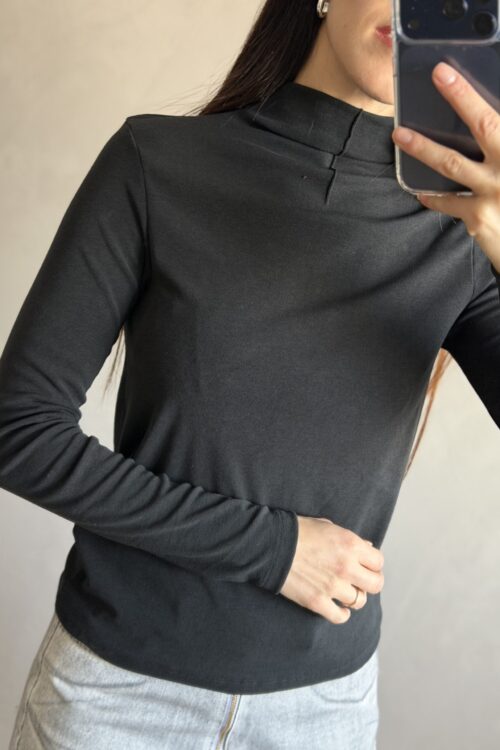 Alternative view of POLERA SEDAL NEGRA