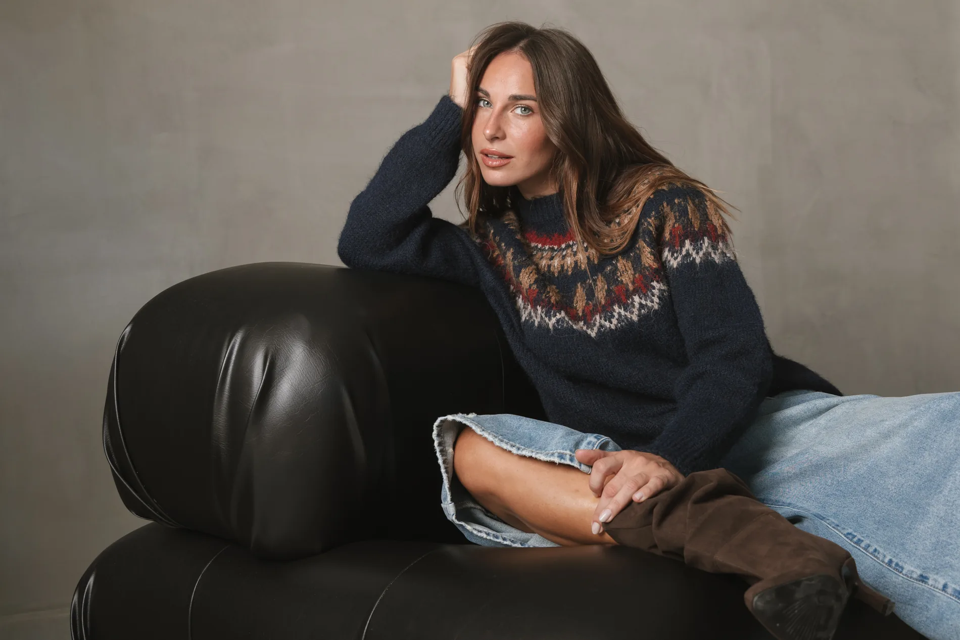 Modelo con sweater fair isle azul y jeans de VICCA — colección Otoño Invierno 2026