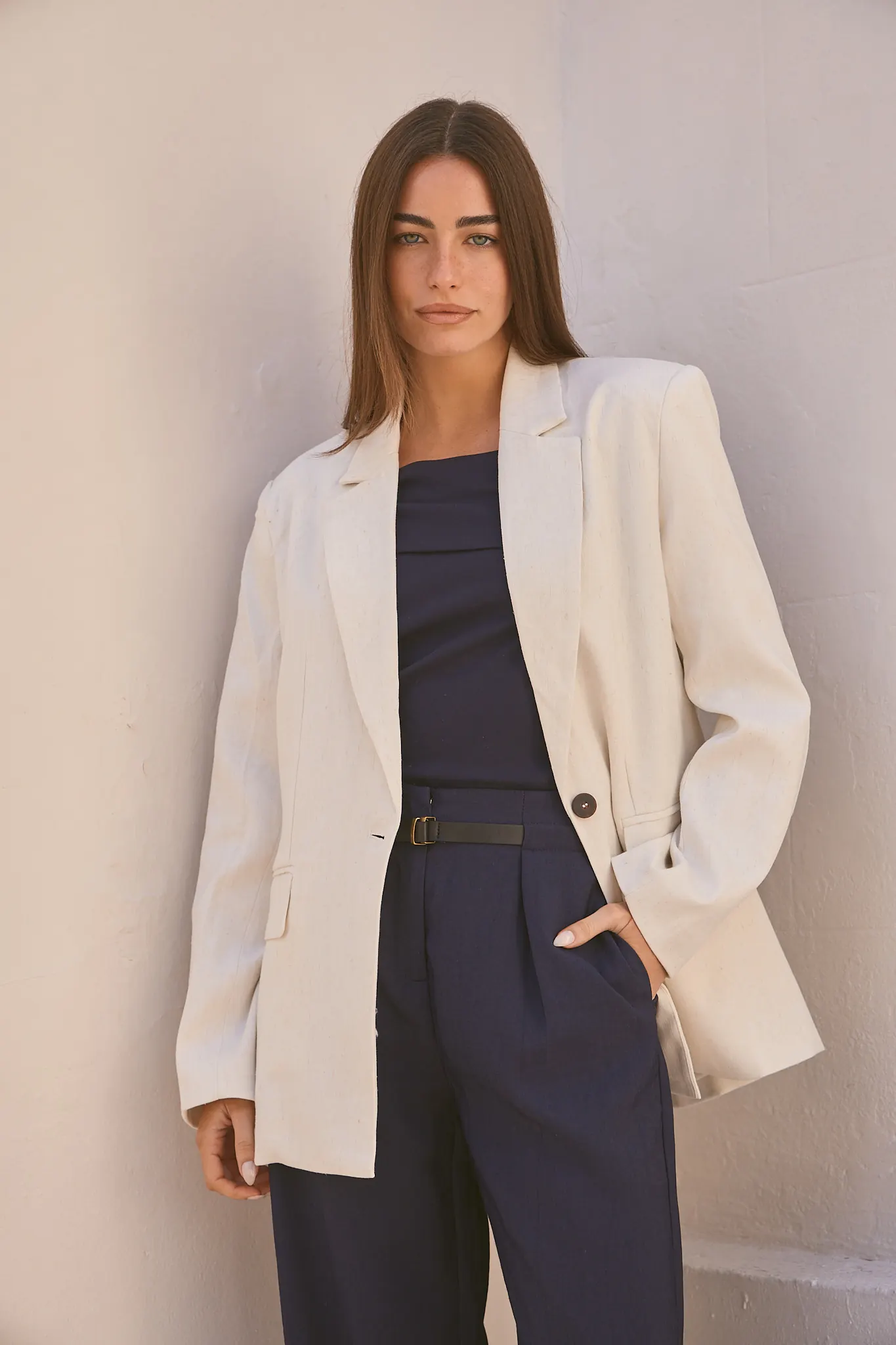 Blazer blanco sobre conjunto azul marino